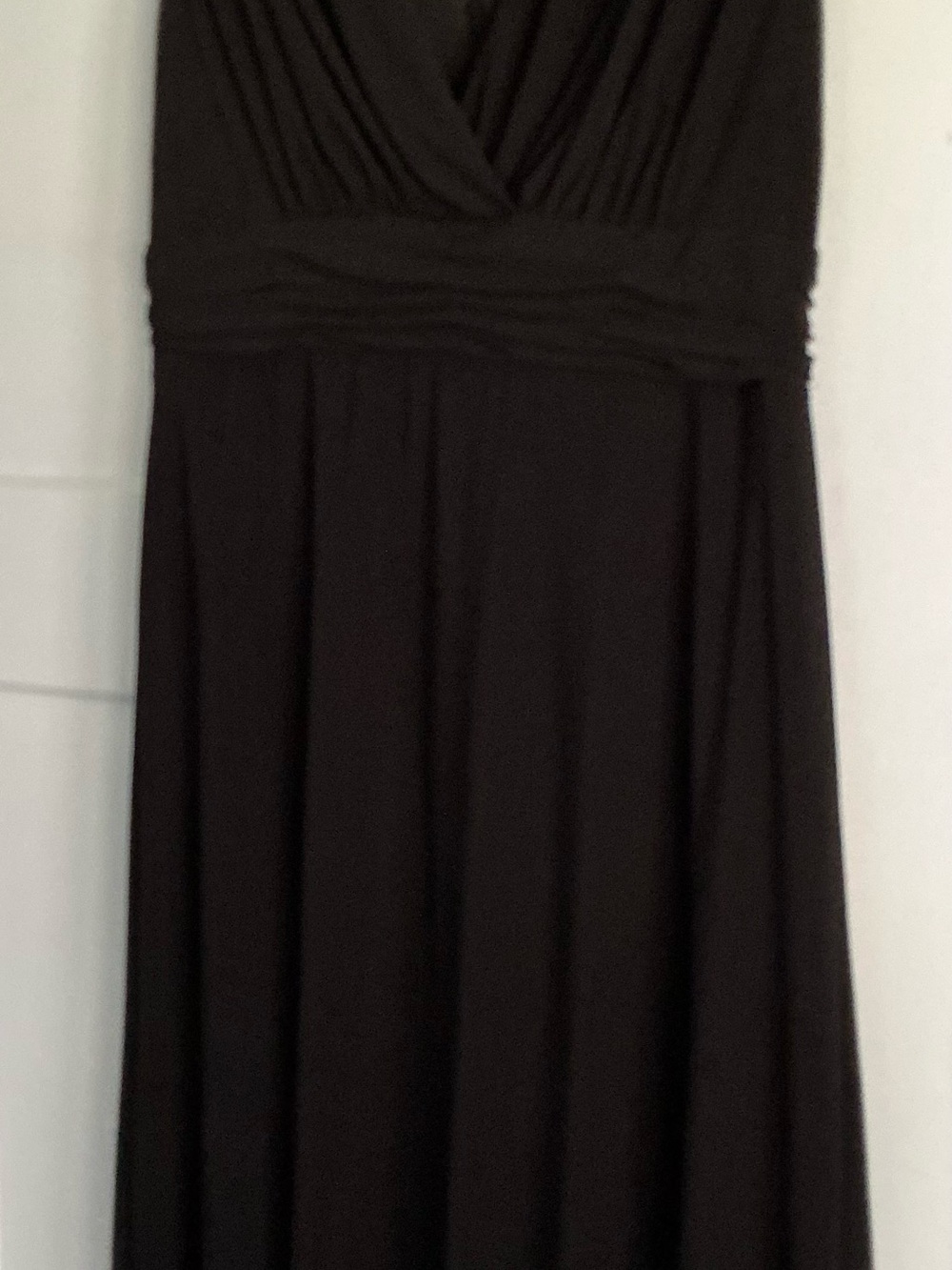 Jones Wear Black Maxi Dress with V-Neck
